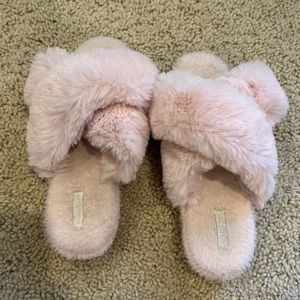 Boutique fuzzy slide slippers